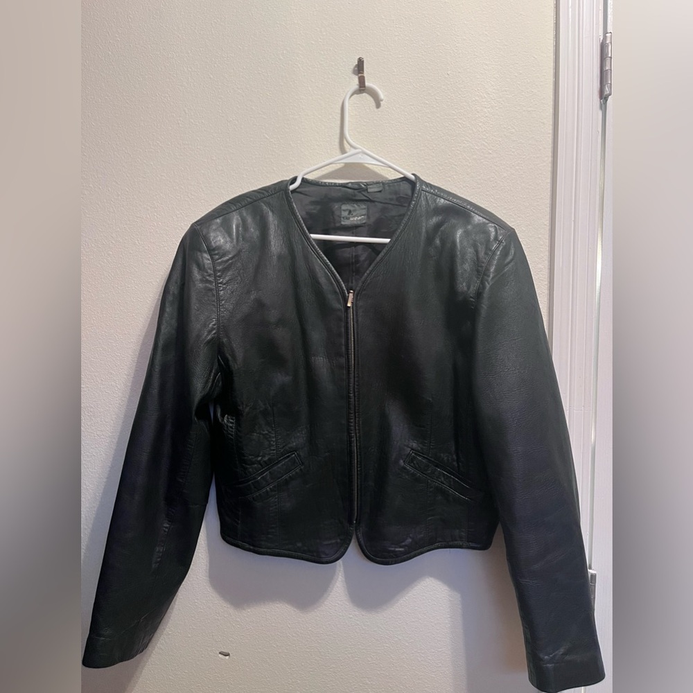 Vintage women’s leather jacket (Pre Owned)